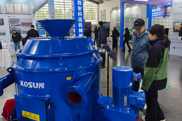 西安科迅機(jī)械展出的真空除氣器設(shè)備正在吸引觀眾查看 西安科迅機(jī)械展出的真空除氣器設(shè)備正在吸引觀眾查看